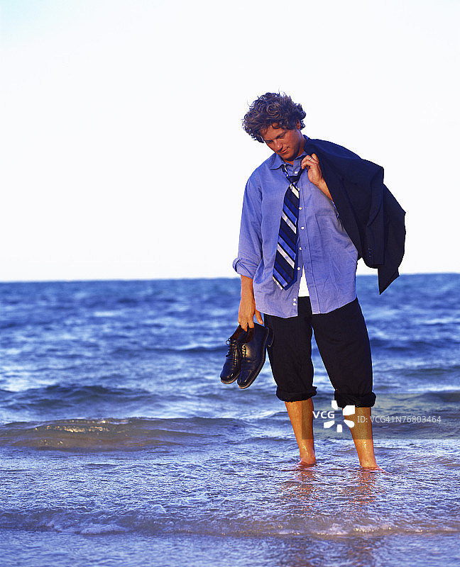 商人在海中行走图片素材