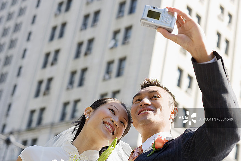 新娘和新郎在纽约市的建筑物前自拍图片素材