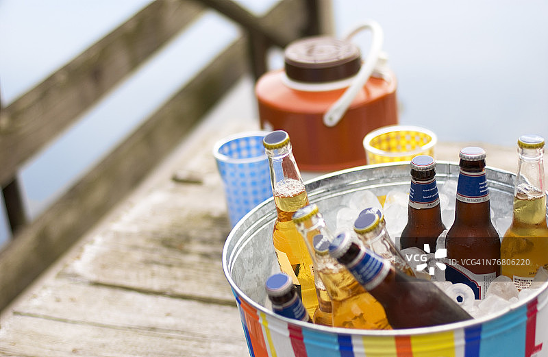 冰桶里的啤酒瓶图片素材