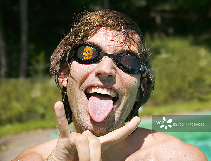 男人做滑稽的表情图片素材