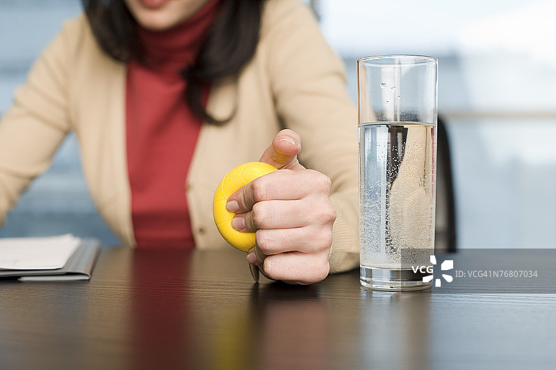 挤压压力球的女商人图片素材