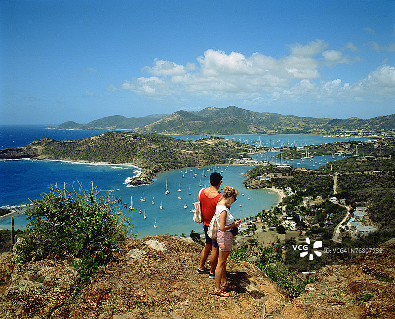 海湾悬崖上的男女图片素材