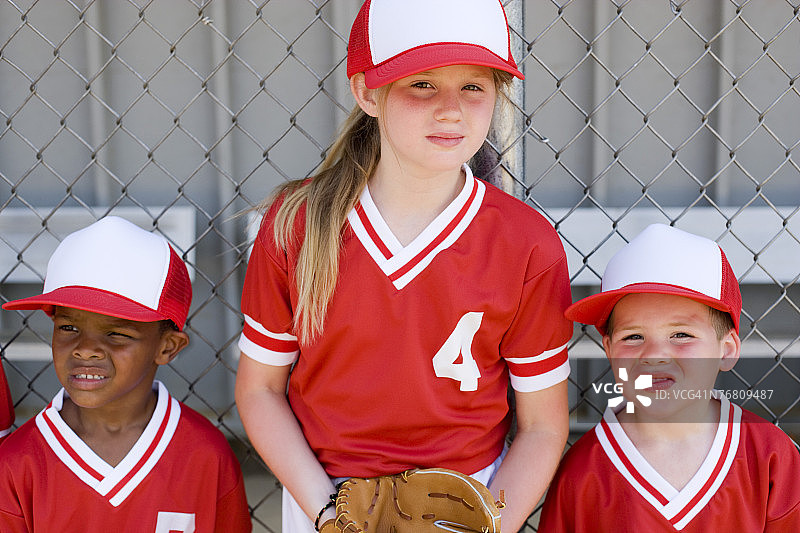 穿棒球服的女孩和男孩图片素材