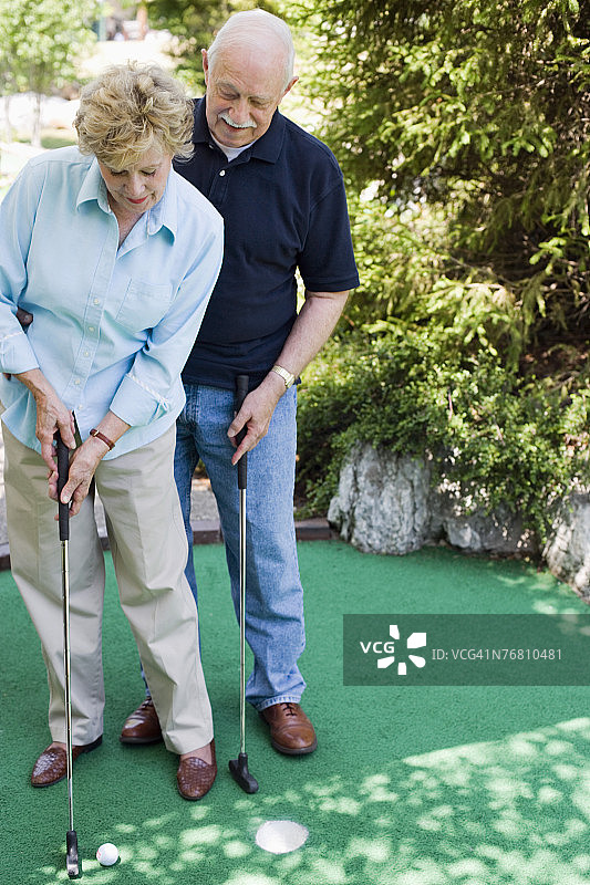 情侣玩迷你高尔夫图片素材