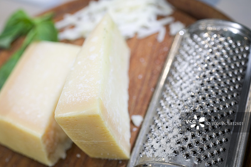 帕尔马干酪和磨 grater图片素材