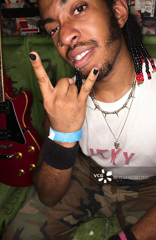 摇滚人做出摇滚手势图片素材