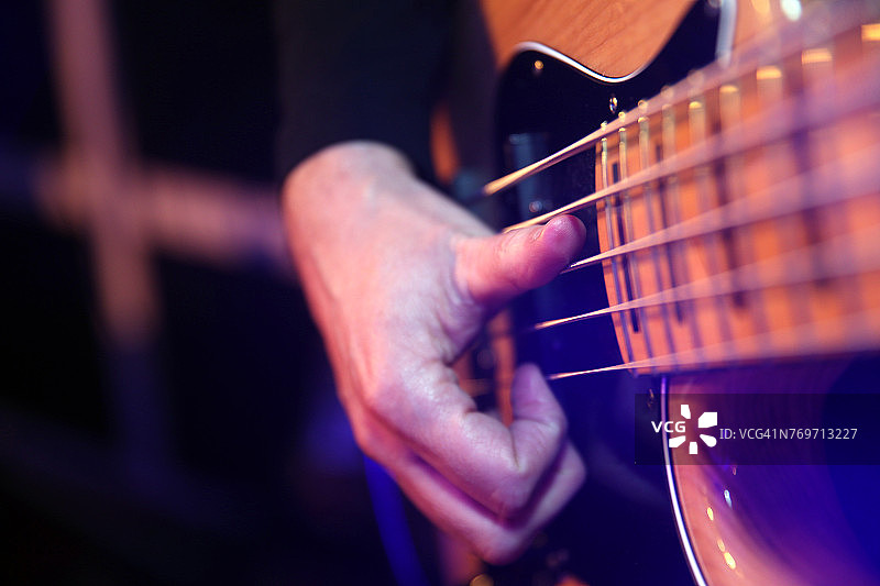 法国音乐会贝斯手特写图片素材