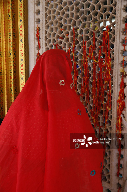 在印度德里尼扎姆丁神殿祈祷的女人图片素材