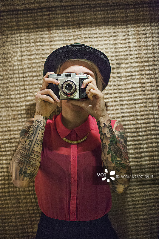 年轻女子使用老式相机图片素材