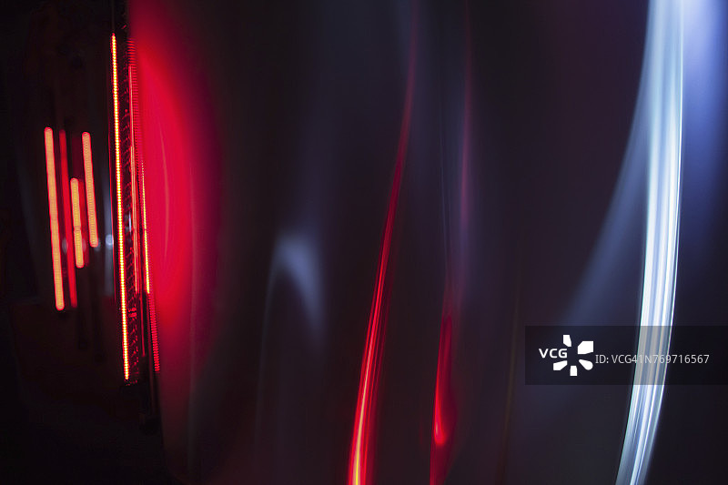 红色和灰色光迹在黑色背景上的全画幅抽象图像图片素材