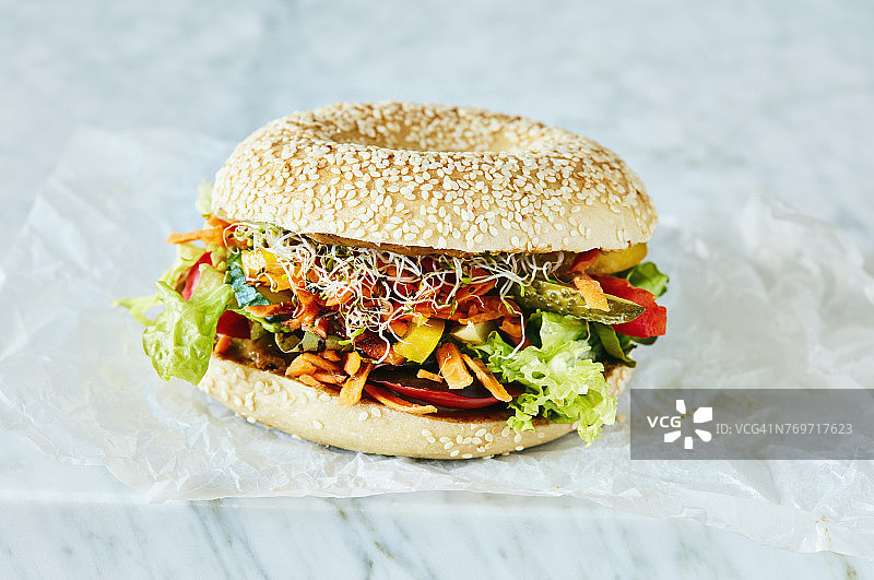 桌上新鲜素食汉堡特写图片素材