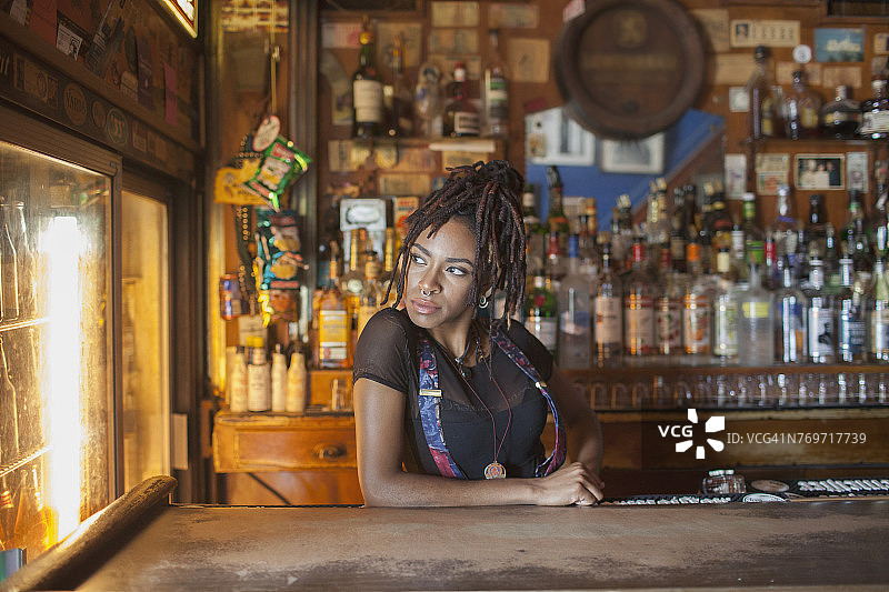 在酒吧的年轻女人图片素材