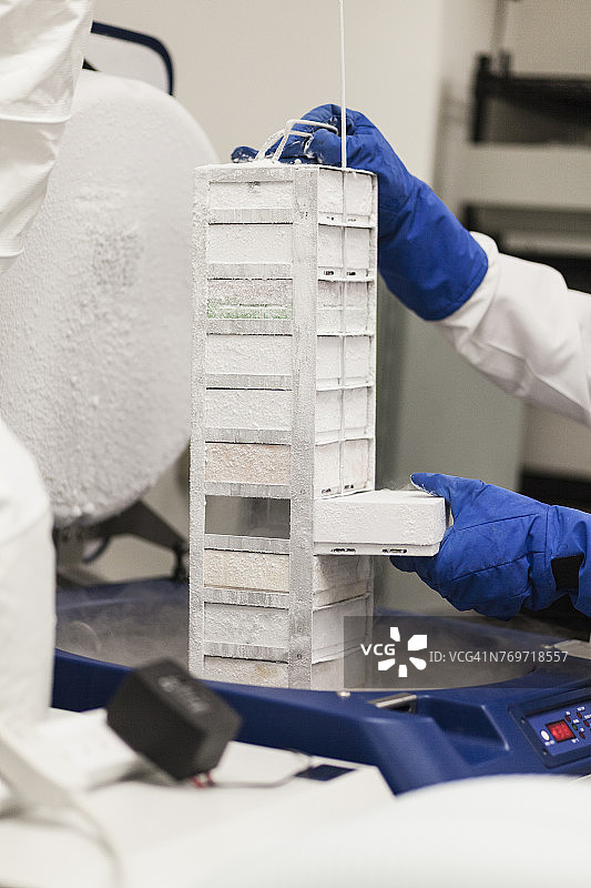 科学家在实验室拿着冷冻存储箱的裁剪图像图片素材
