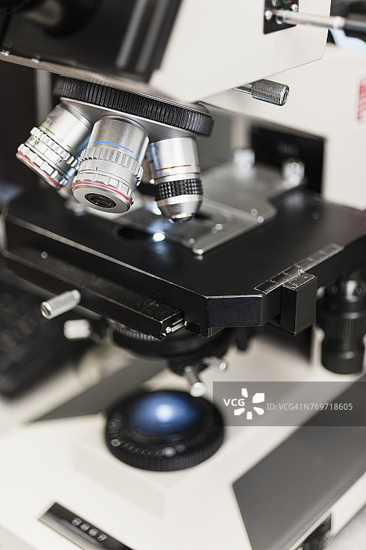实验室桌子上的显微镜特写图片素材