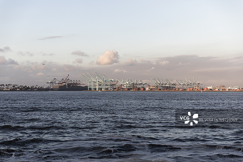 从海上看到的洛杉矶港商业码头上的起重机，加利福尼亚州，美国图片素材