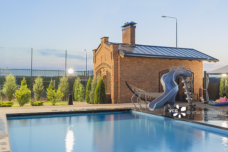 后院游泳池边的滑水道图片素材