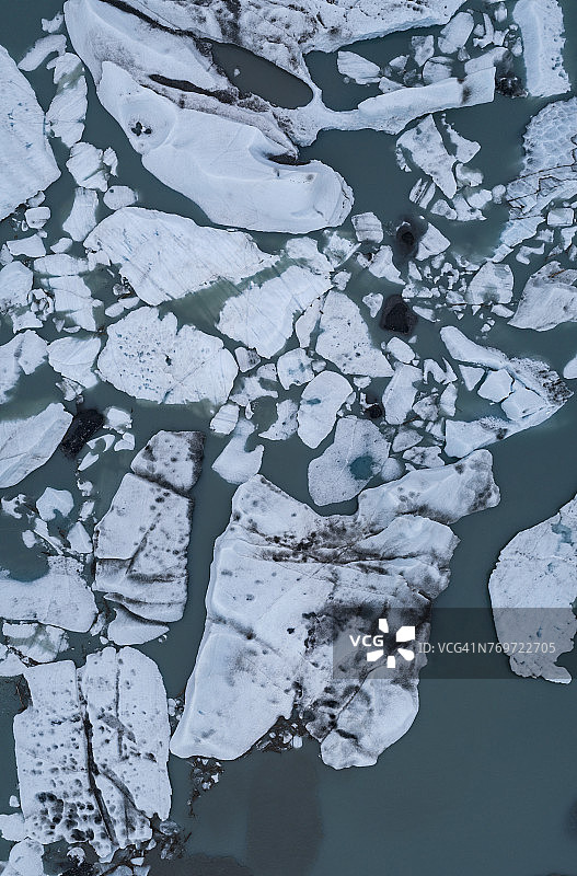 美国阿拉斯加州克尼克冰川泻湖中的冰山的俯视图图片素材