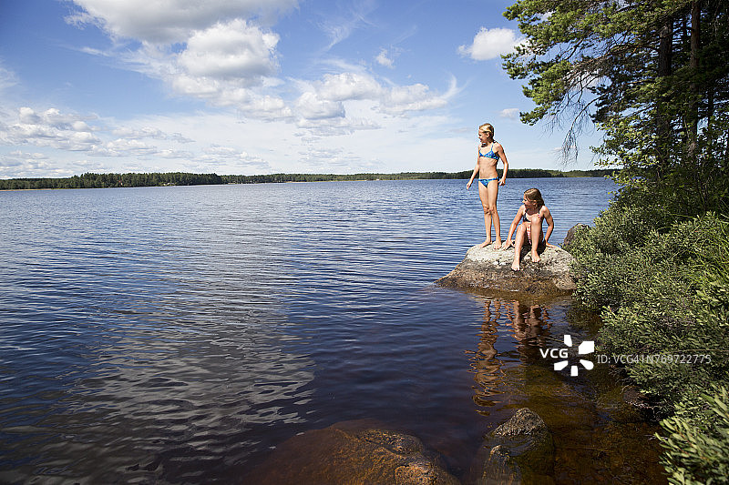 湖边的女孩图片素材