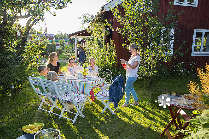 一家人在花园里用餐图片素材