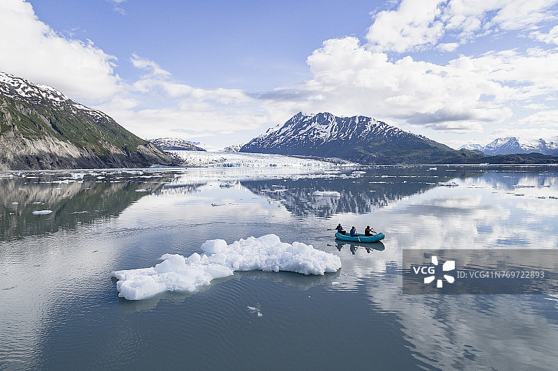人们在冰川泻湖中漂流（美国阿拉斯加州帕默乔治湖）图片素材