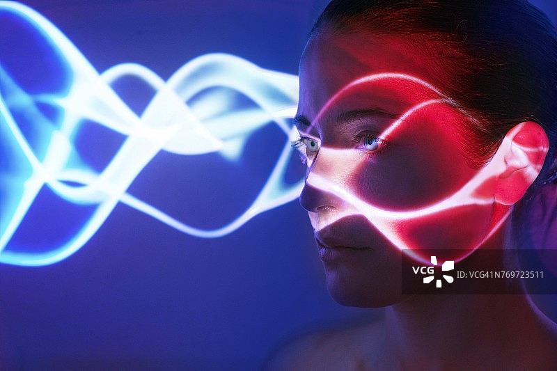 脸上发光的女人图片素材