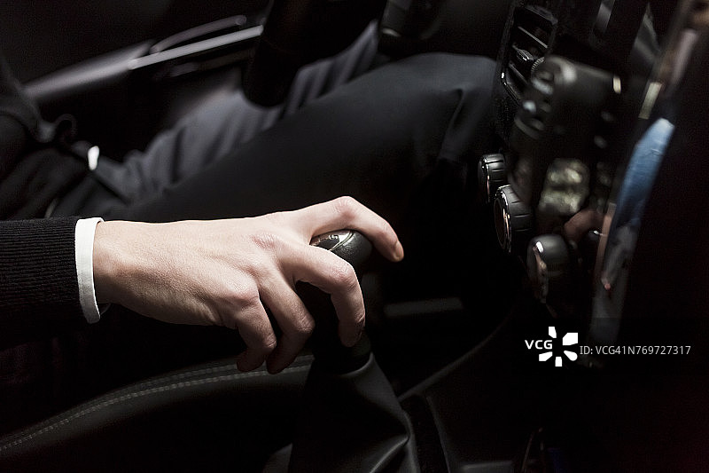 男人在车内换挡的特写图片素材