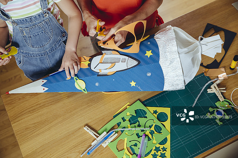 母女在家制作太空主题的开学礼物图片素材