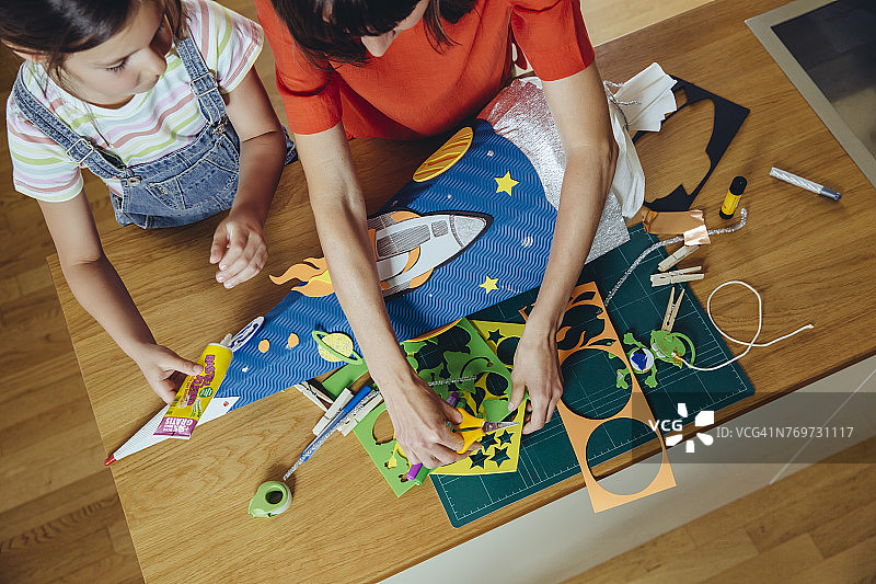 母女在家制作太空主题的开学礼物图片素材