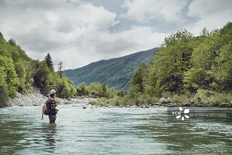 斯洛文尼亚索察河男人飞钓图片素材