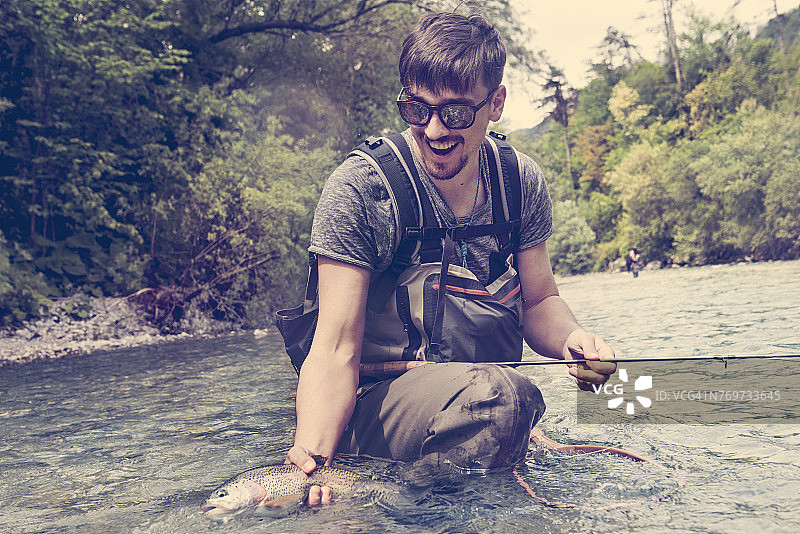 斯洛文尼亚索卡河：男子飞蝇钓鱼图片素材