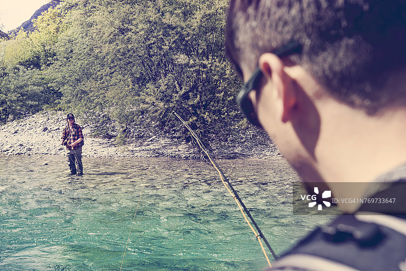斯洛文尼亚：两名男子在索察河飞蝇钓图片素材