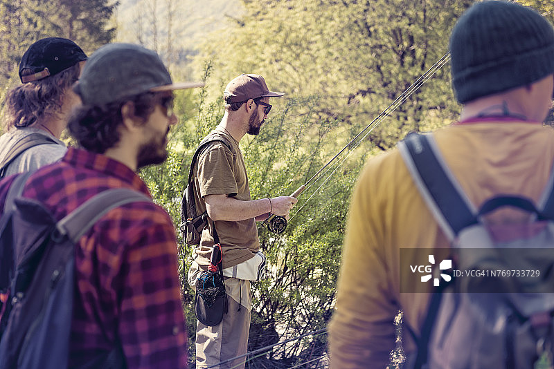 斯洛文尼亚：四名男子在索卡河准备飞蝇钓图片素材