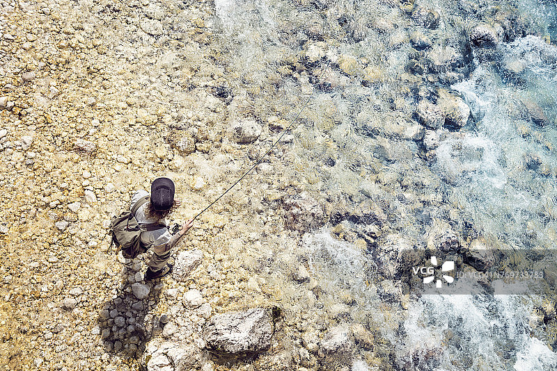 斯洛文尼亚索卡河男子飞蝇钓鱼俯视图图片素材