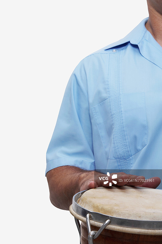 一个男人打着邦戈鼓的中景视图图片素材