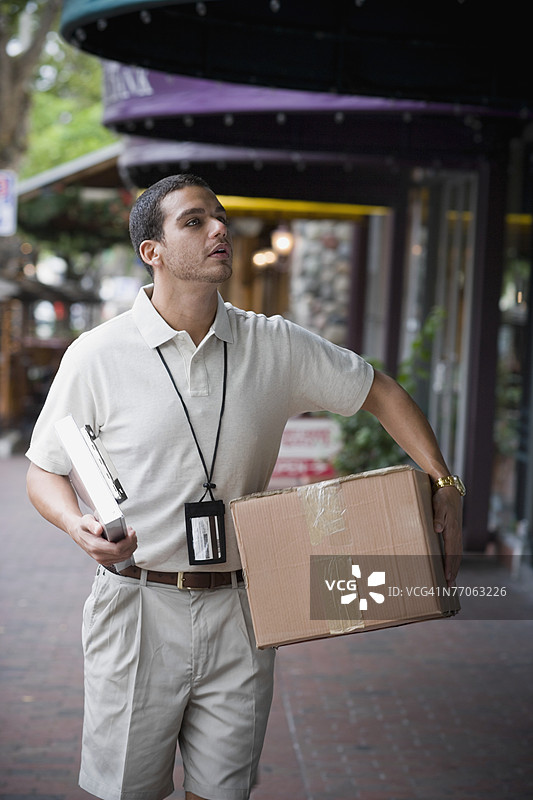 送货员搬运大箱子图片素材