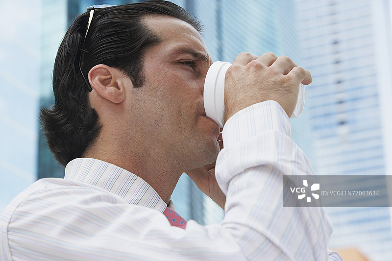 商人喝冷饮的特写镜头图片素材