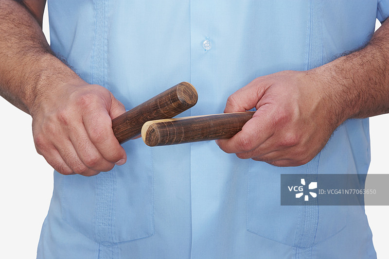 中景视角的男人手持一对小腿肌肉图片素材