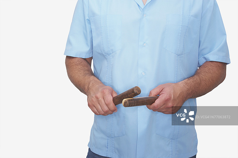 中景视角的男子手持一对小腿肌肉图片素材