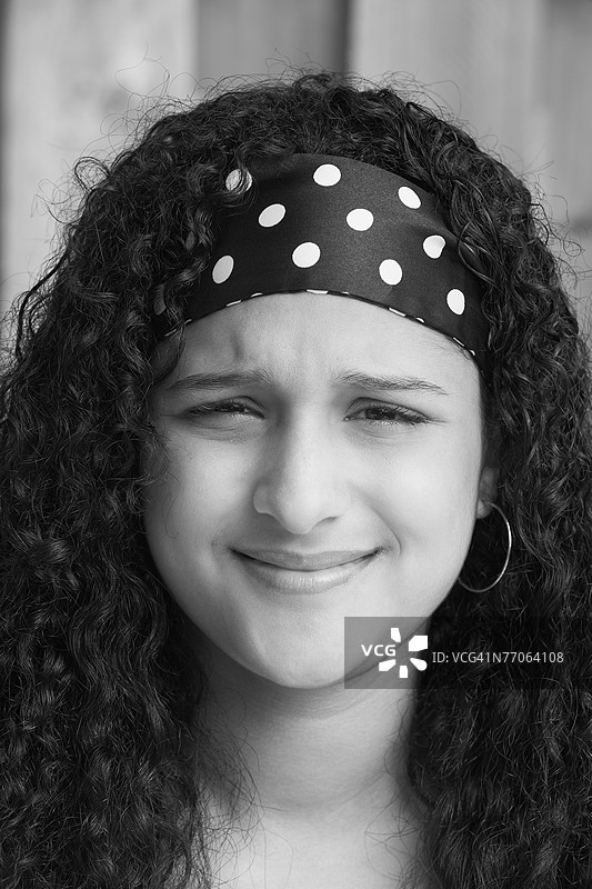 微笑的少女肖像图片素材