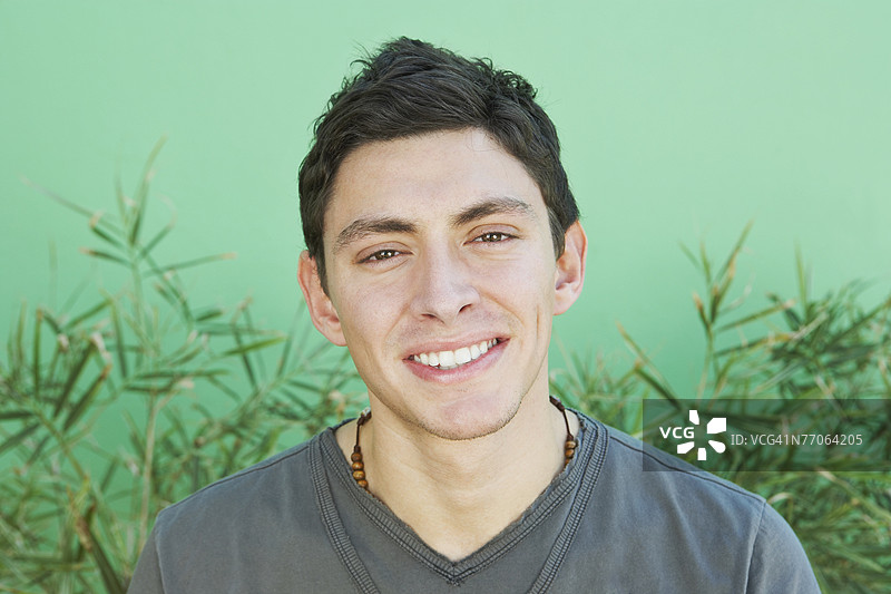 年轻男子看着镜头图片素材