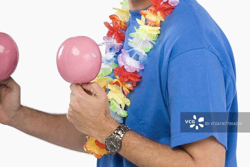 一个男人在演奏沙锤的中景视图图片素材