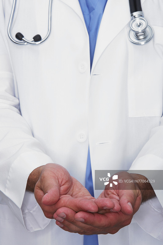 男医生双手合拢中景图片素材