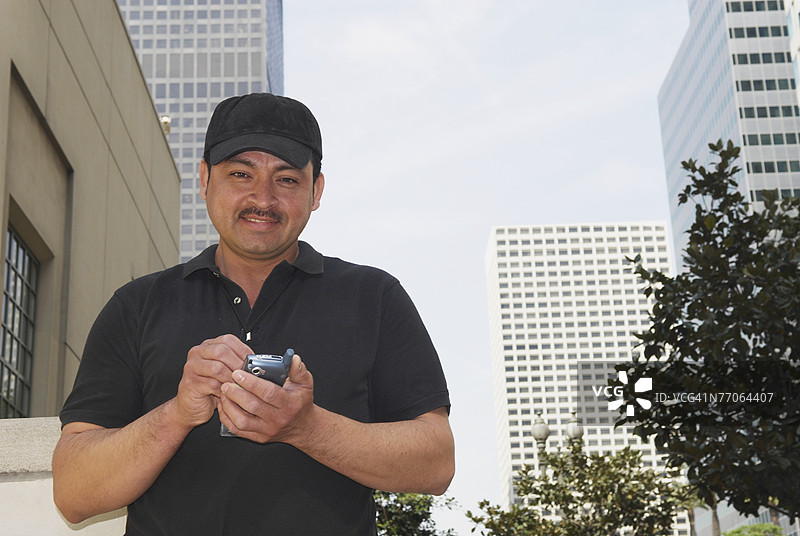 使用手机的男性信使肖像图片素材