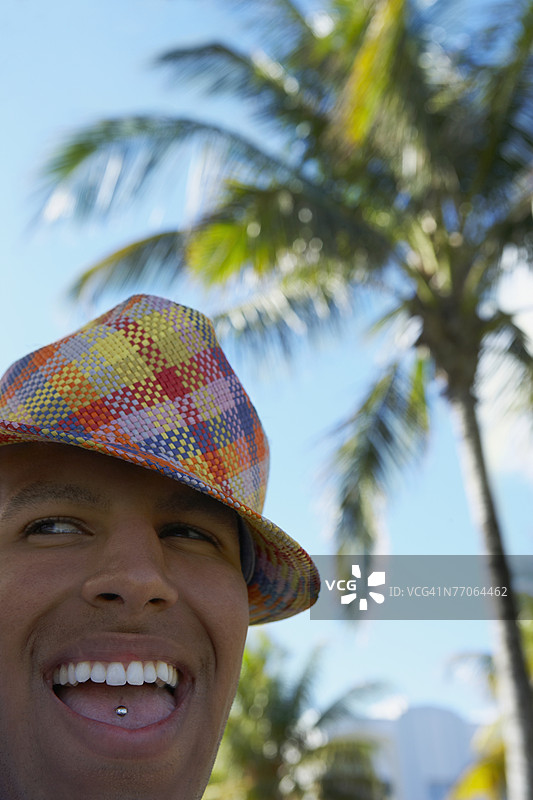 年轻男子微笑的特写镜头图片素材