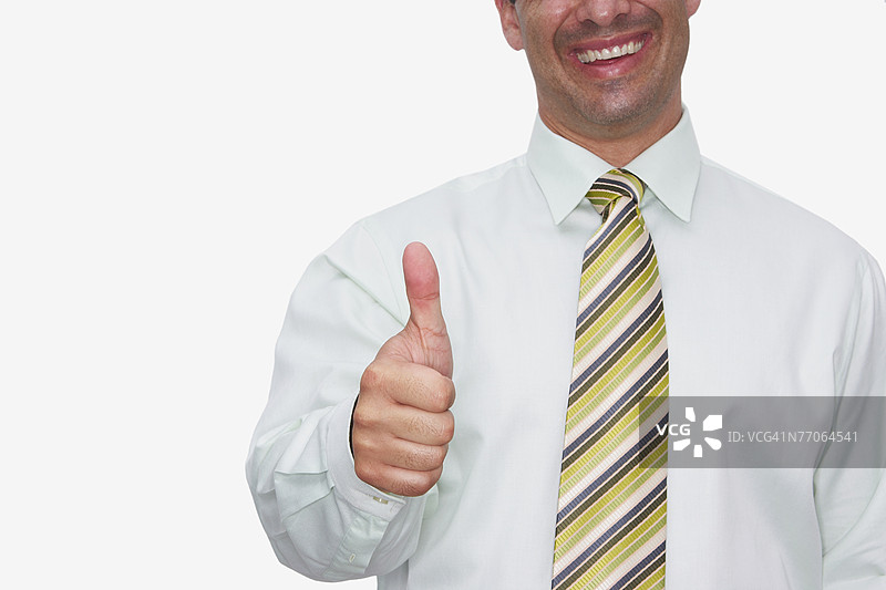 年轻男子做出竖起大拇指的手势的中景视图图片素材