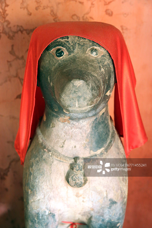 日本廊桥或会馆寺，狗雕像，越南会安图片素材