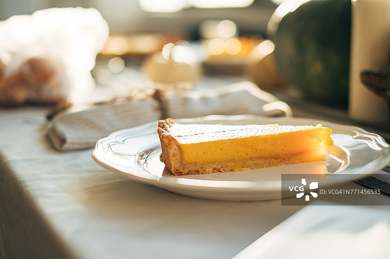 盘中的柠檬挞切片图片素材