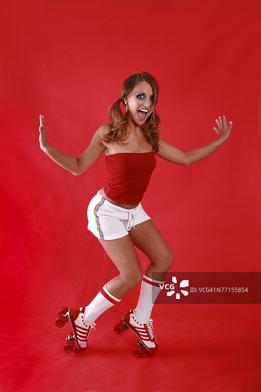 女孩在滑板止动器上保持平衡图片素材