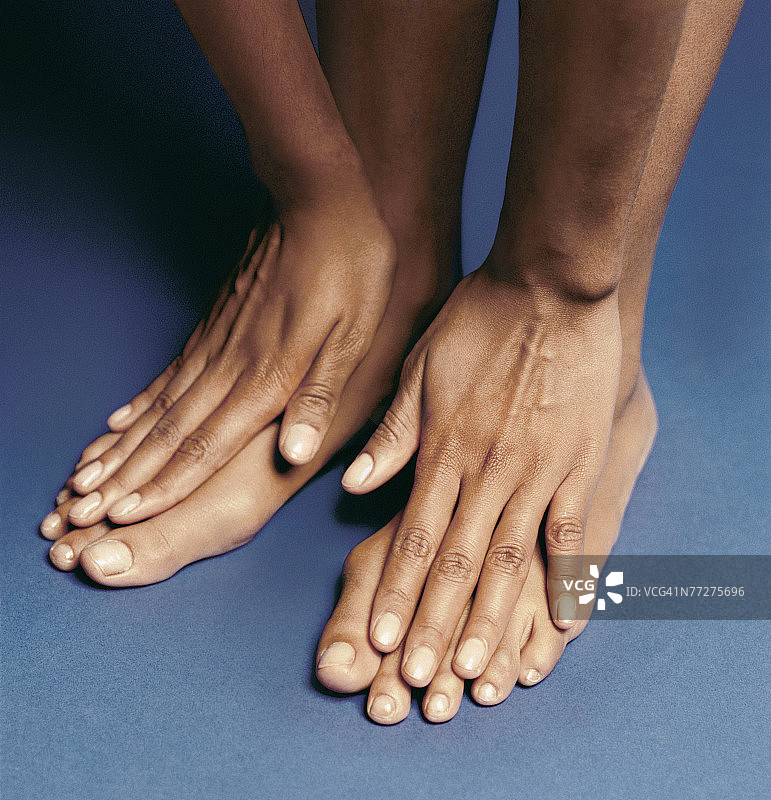 女人触摸她的脚趾图片素材