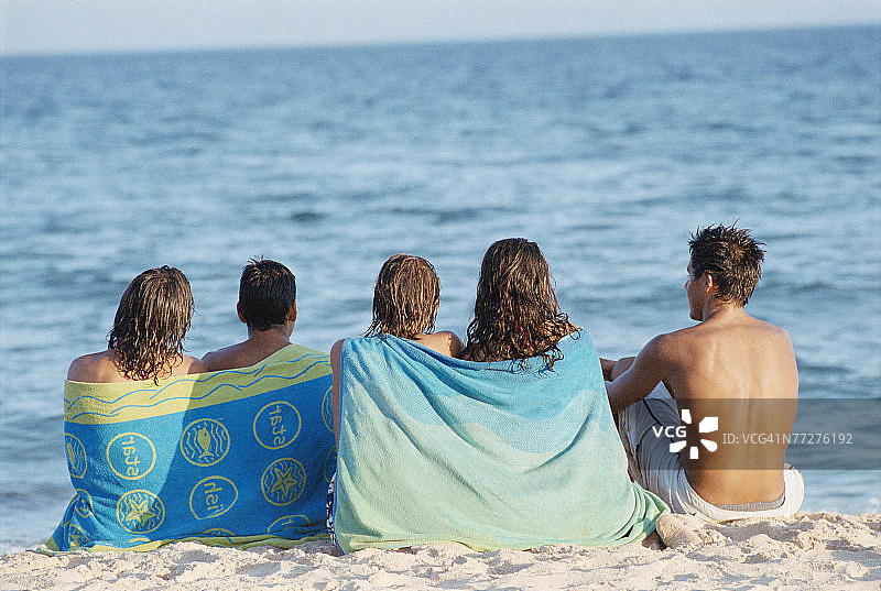 坐在海滩上的青少年图片素材